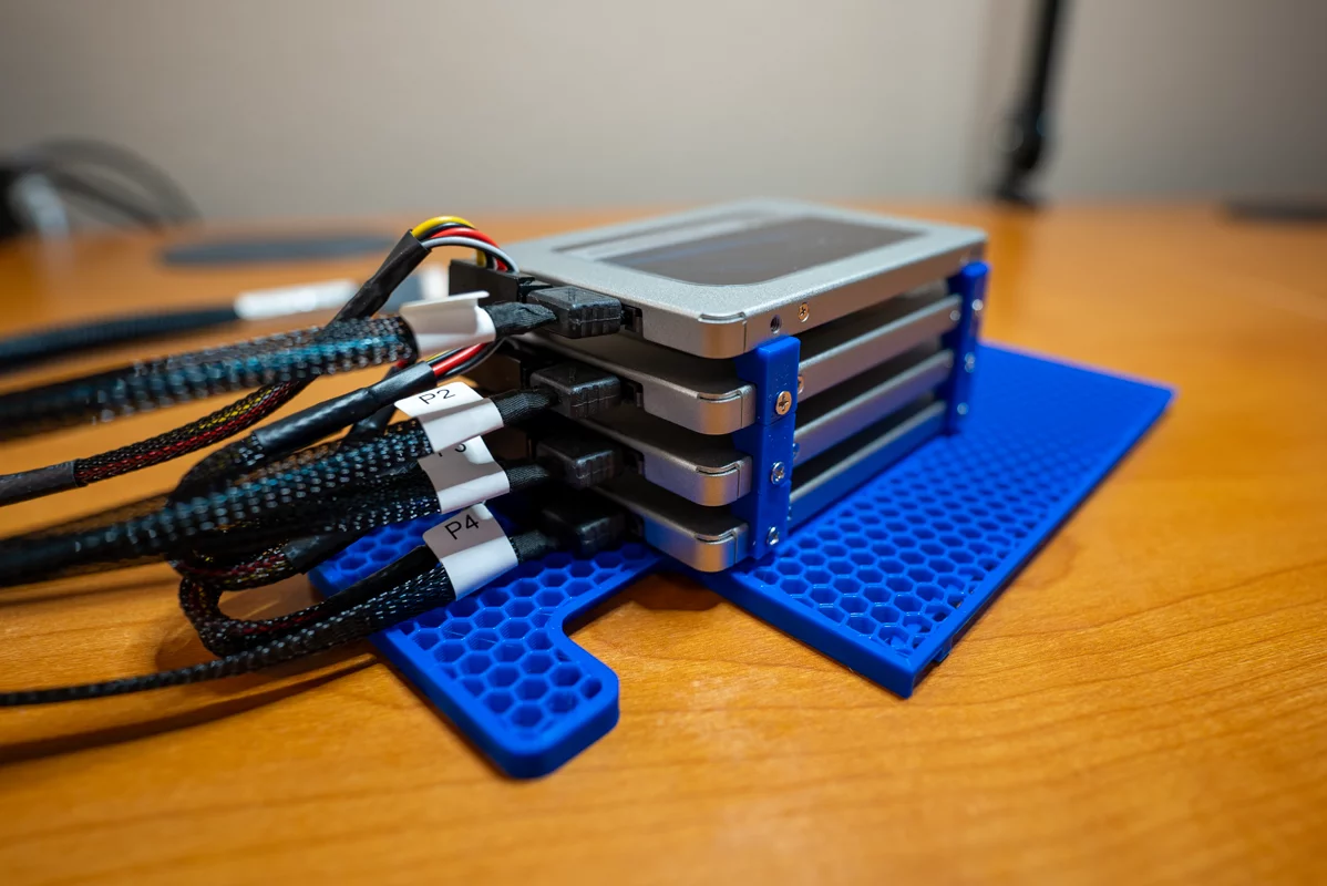 4x SATA SSDs installed in the 3D-printed drive caddy